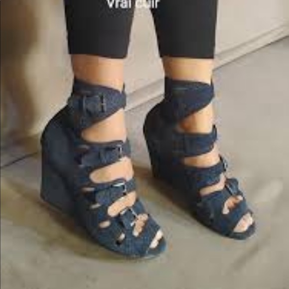 Unique Surface to Air buckle wedge sandals - Picture 13 of 14